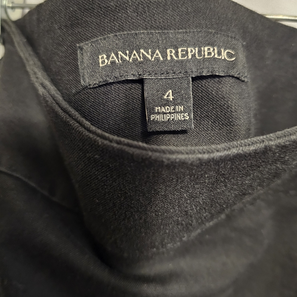 Banana Republic ladys black Jean skirt size 4. Zip up, No flaws. - Picture 2 of 4